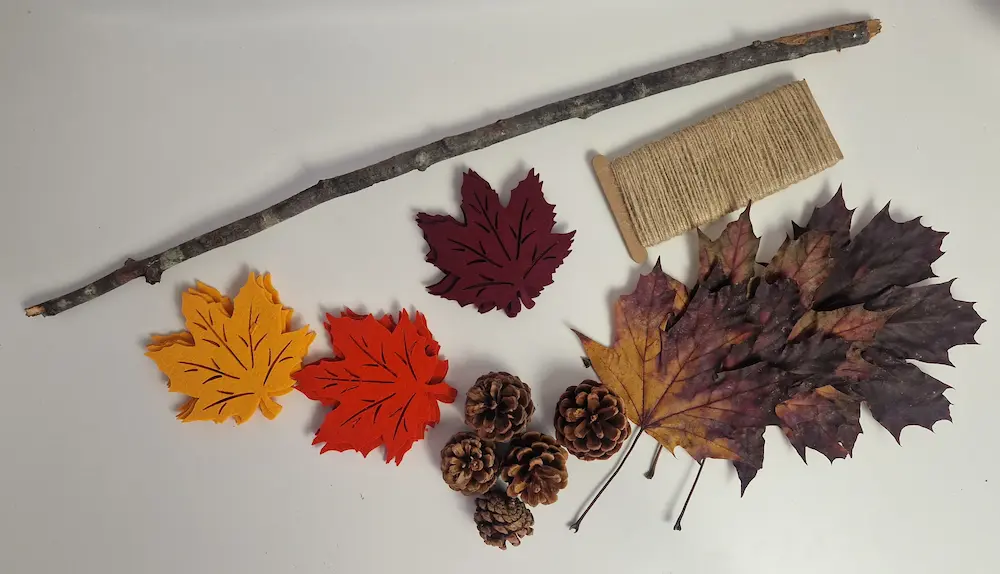 Herbstliche Girlande Materialien: Blätter, Ast, Zapfen